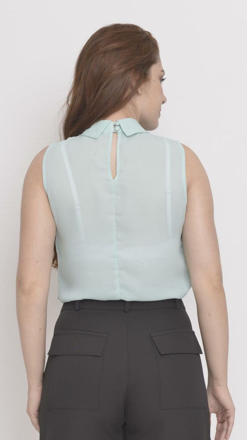 Imagem de Regata Verde Água em Crepe com Gola Refinada e Detalhe de Laço - Elegância e Versatilidade